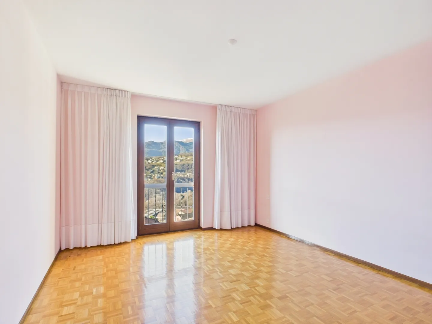 Geräumige Villa mit 6,5 Zimmern und Garten in Davesco-Soragno - Foto 7 von 13