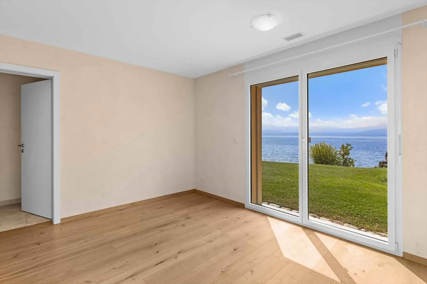 Villa idealmente situata in prima linea sul lago - Foto 11 di 13