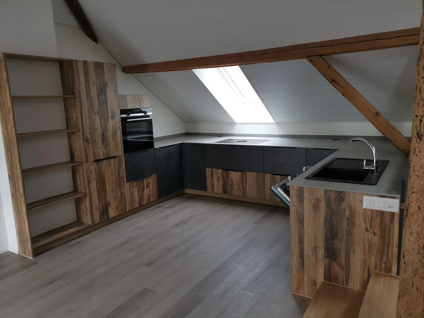 Modernes und renoviertes Loft in Bôle mit Charme, Aussicht und Sonnenschein - Foto 1 von 9