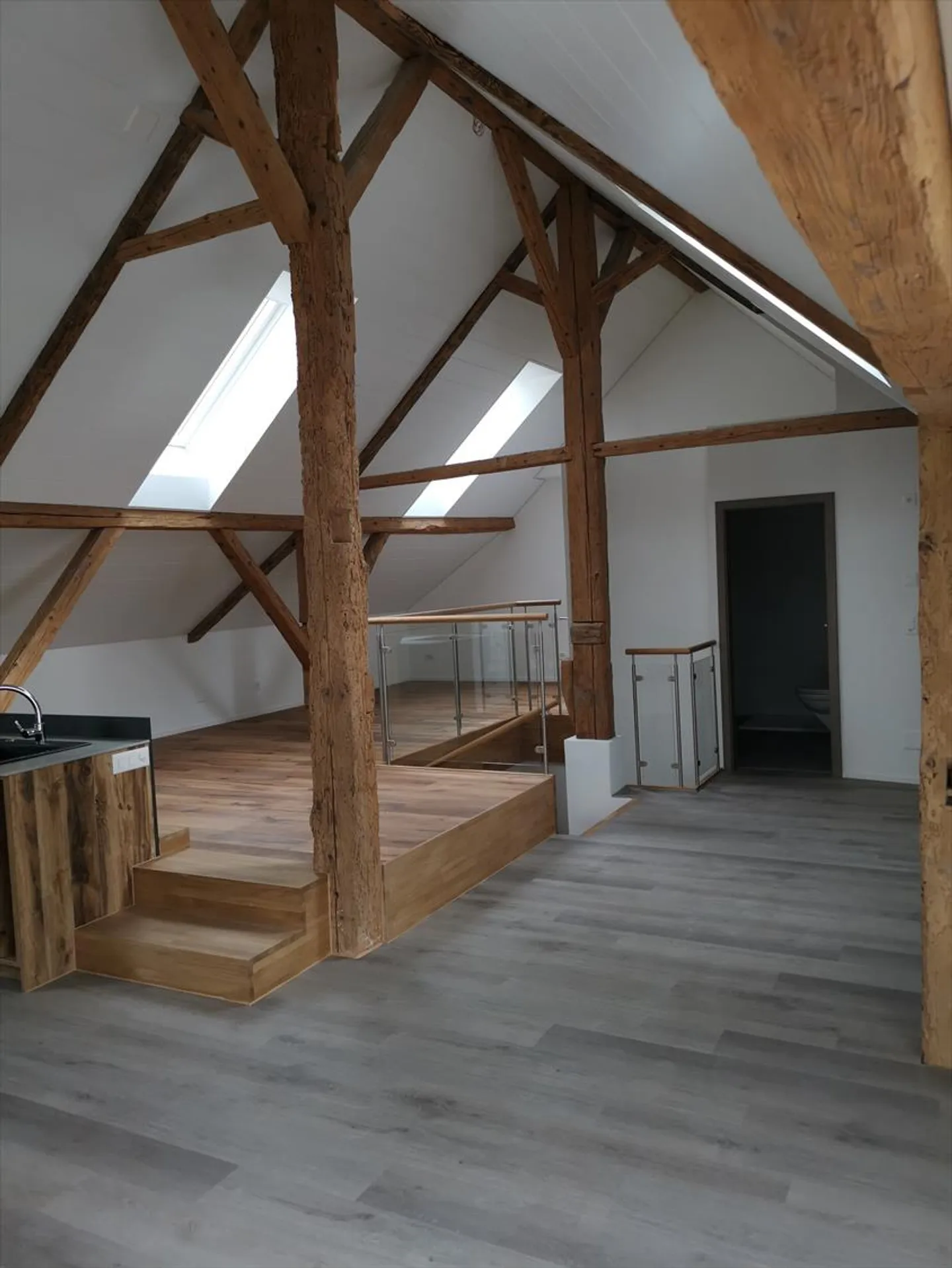 Modernes und renoviertes Loft in Bôle mit Charme, Aussicht und Sonnenschein - Foto 2 von 9