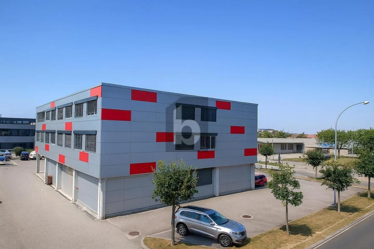 BÜROETAGE MIT 4,39 % BRUTTO UND 35 PARKPLÄTZEN - Foto 1 von 6