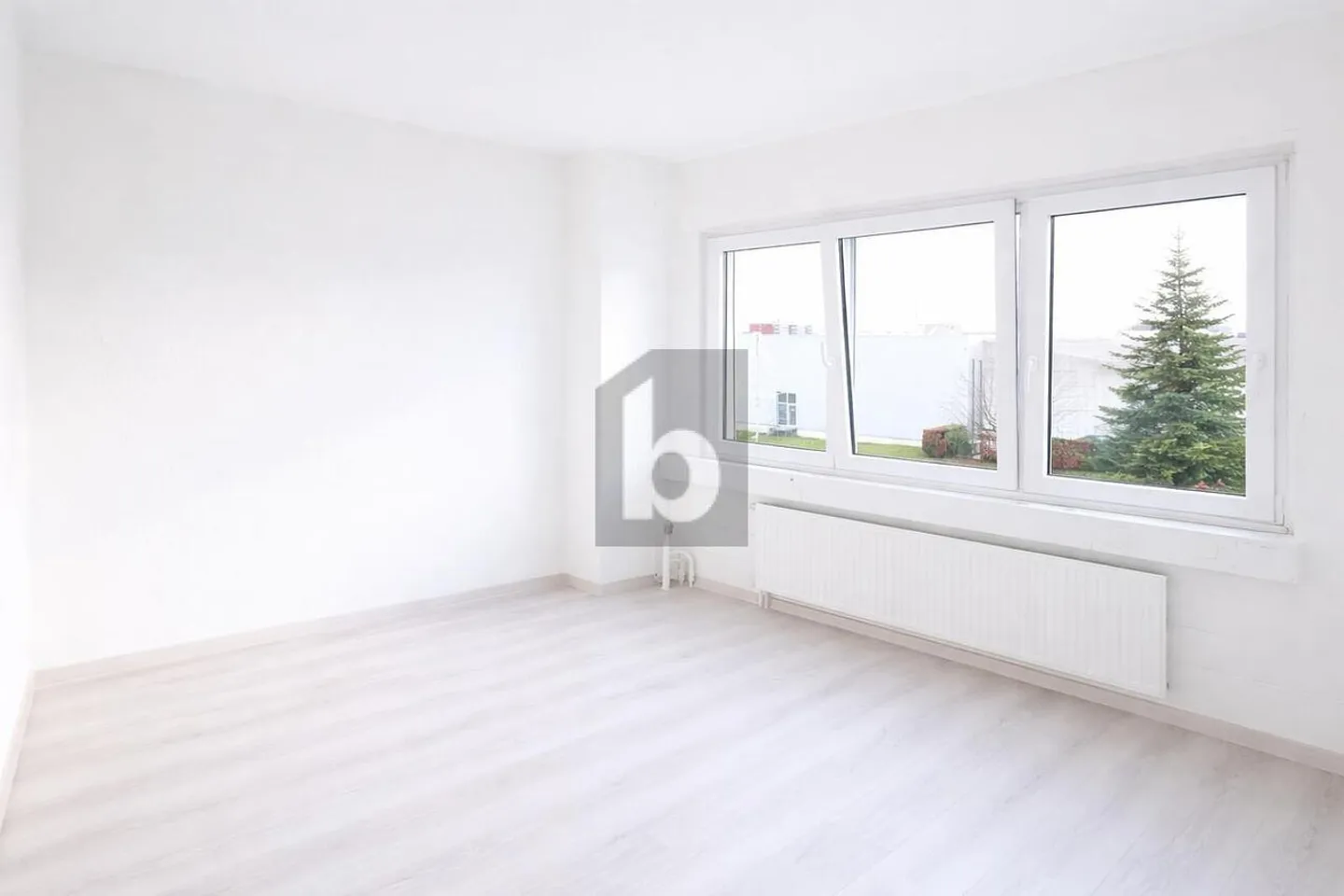 BÜROETAGE MIT 4,39 % BRUTTO UND 35 PARKPLÄTZEN - Foto 2 von 6