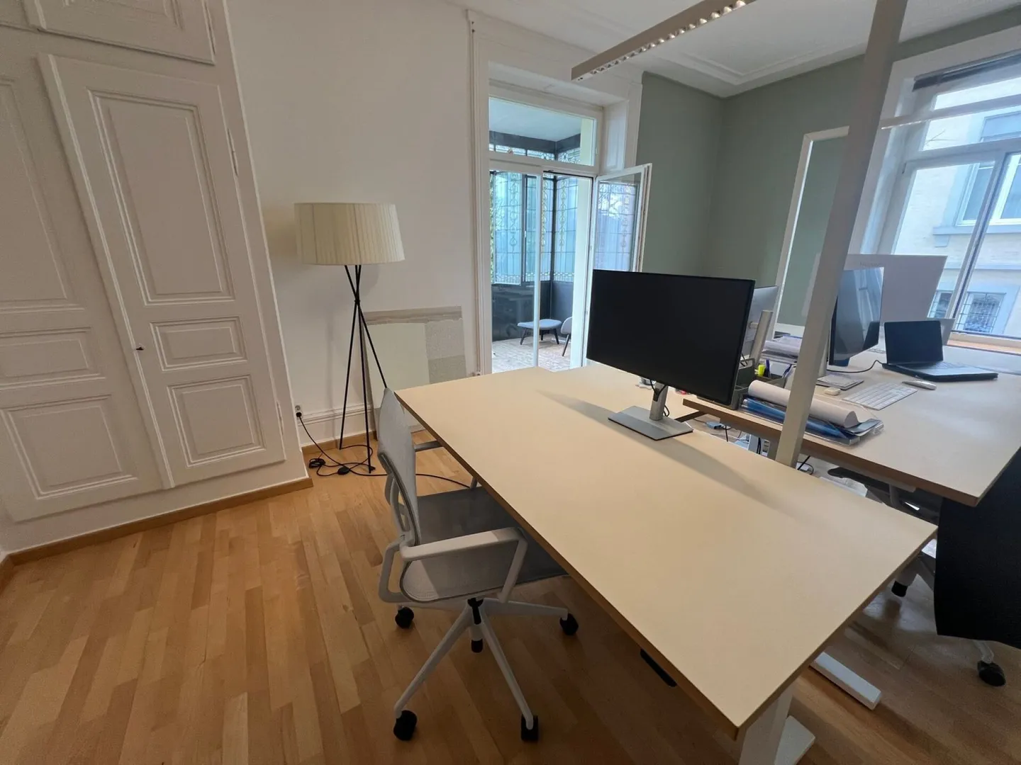 Workspace on top of Central - Photo 2 sur 8