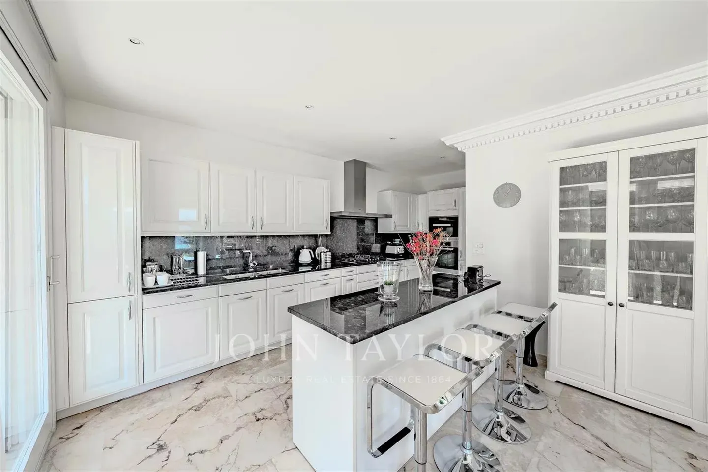 Villa con 10 stanze - Foto 6 di 13