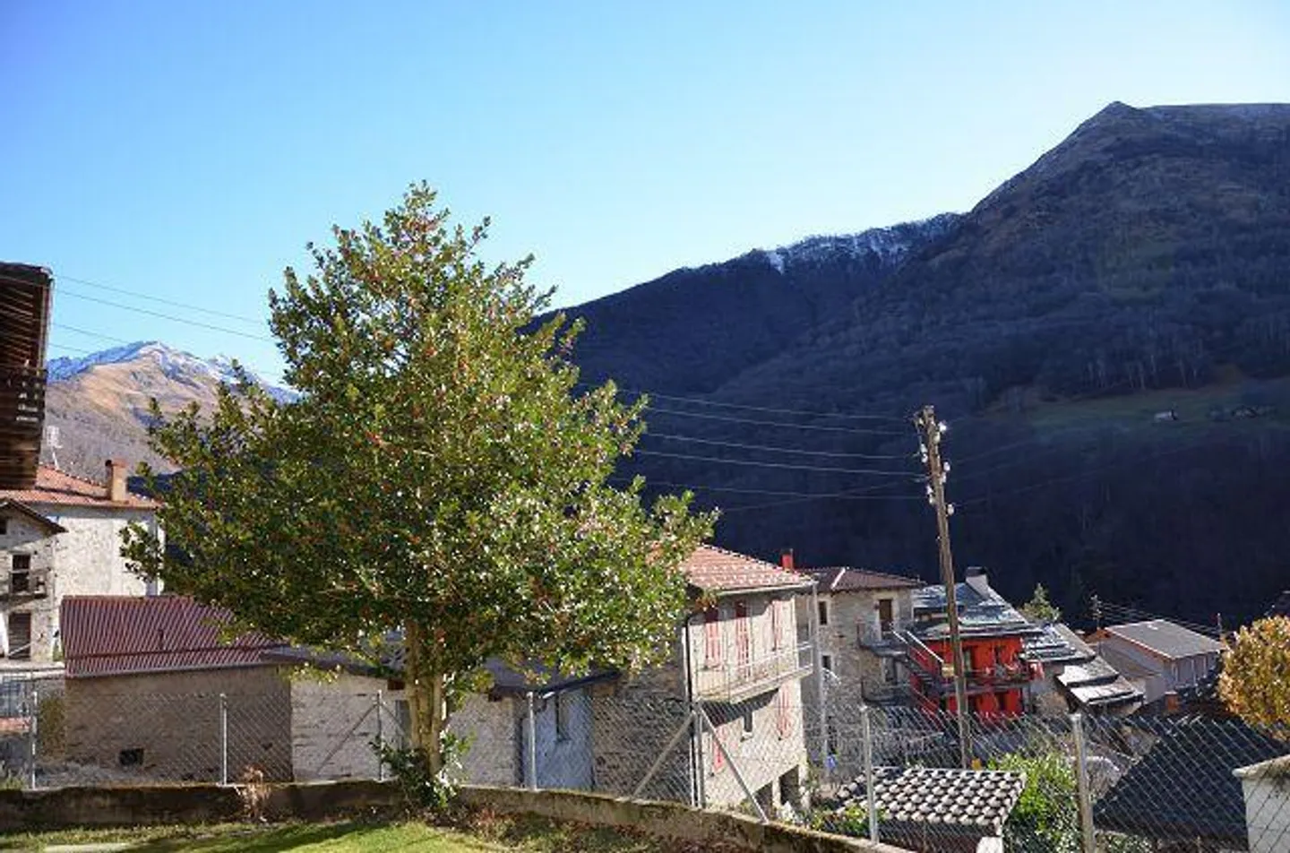 «6 1/2-Zimmer-Haus mit Grotto und Garten, sonnig, ruhig, schöne Aussicht/Casa di 6,5 loc. con grottino e bel giardino molto soleggiata con bella vista» - Foto 21 di 40