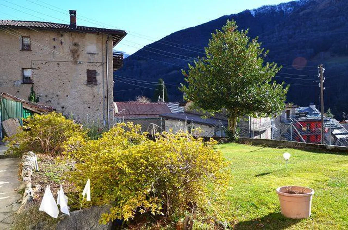 «6 1/2-Zimmer-Haus mit Grotto und Garten, sonnig, ruhig, schöne Aussicht/Casa di 6,5 loc. con grottino e bel giardino molto soleggiata con bella vista» - Foto 23 di 40