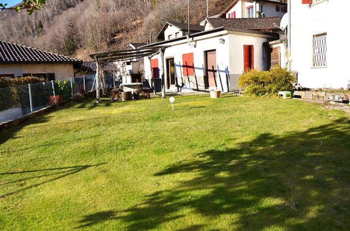 «6 1/2-Zimmer-Haus mit Grotto und Garten, sonnig, ruhig, schöne Aussicht/Casa di 6,5 loc. con grottino e bel giardino molto soleggiata con bella vista» - Foto 24 di 40
