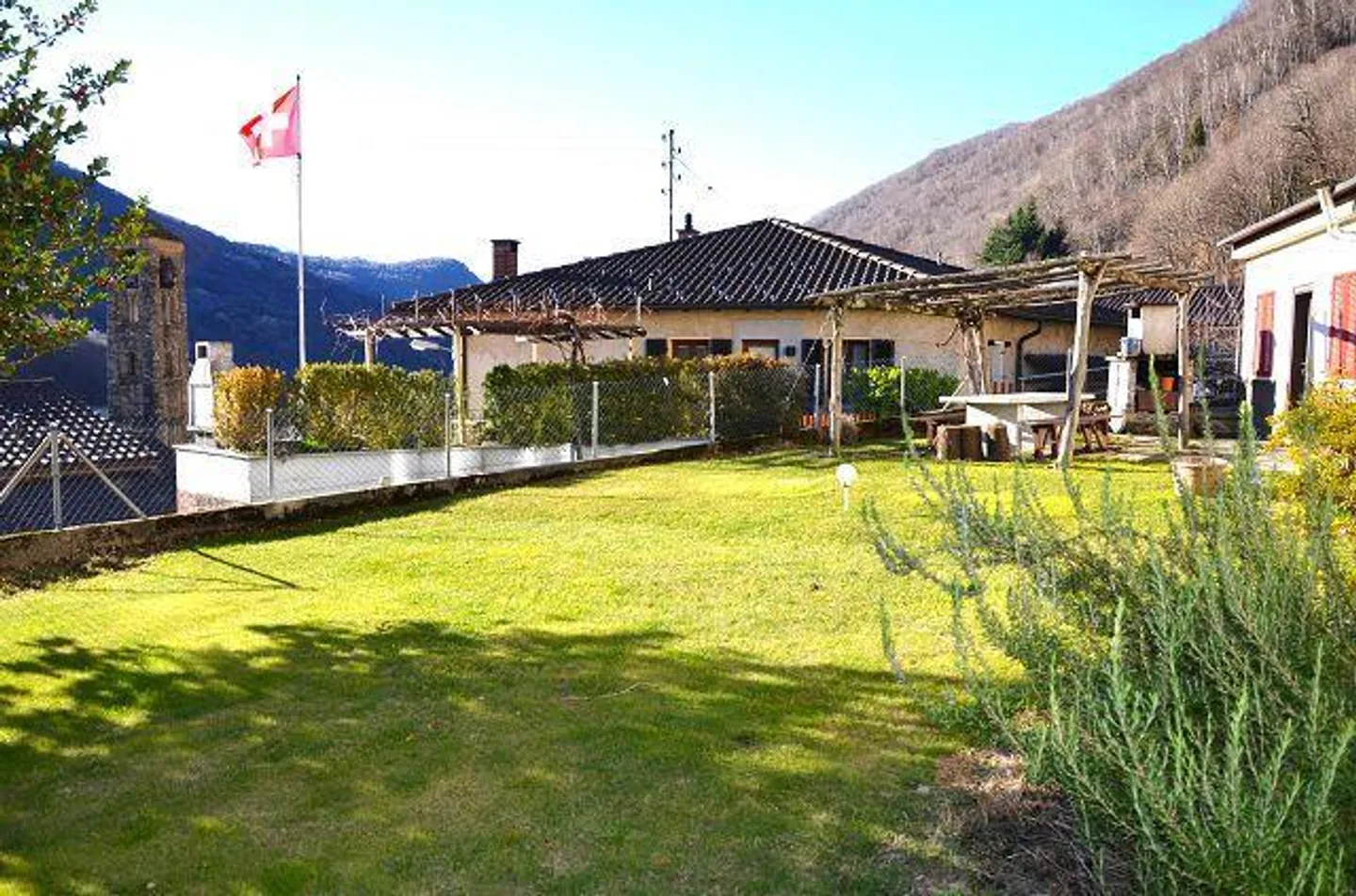 «6 1/2-Zimmer-Haus mit Grotto und Garten, sonnig, ruhig, schöne Aussicht/Casa di 6,5 loc. con grottino e bel giardino molto soleggiata con bella vista» - Foto 25 di 40