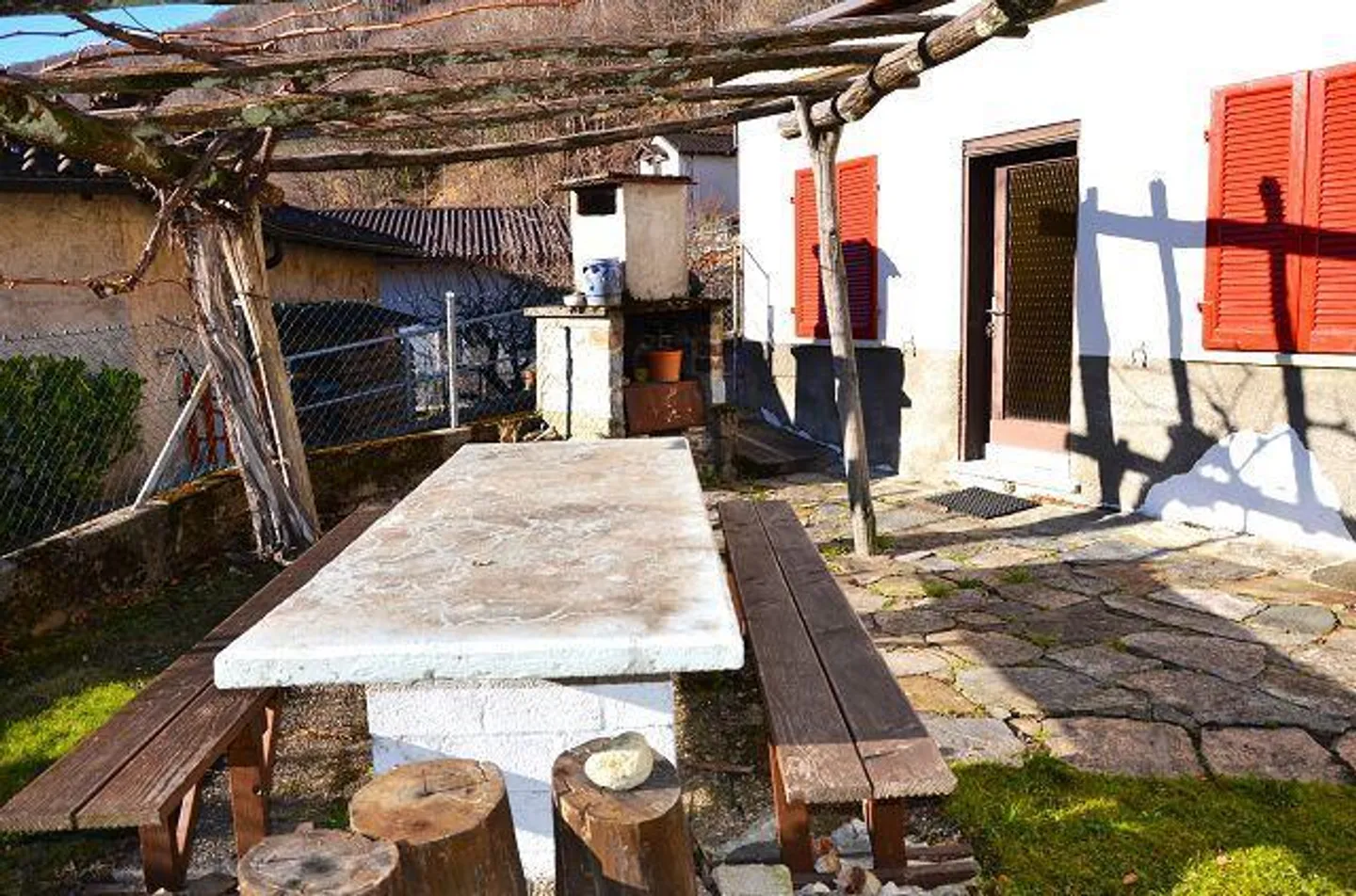 «6 1/2-Zimmer-Haus mit Grotto und Garten, sonnig, ruhig, schöne Aussicht/Casa di 6,5 loc. con grottino e bel giardino molto soleggiata con bella vista» - Foto 27 di 40