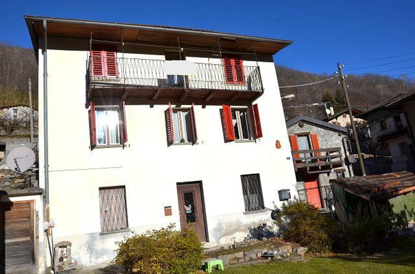 «6 1/2-Zimmer-Haus mit Grotto und Garten, sonnig, ruhig, schöne Aussicht/Casa di 6,5 loc. con grottino e bel giardino molto soleggiata con bella vista» - Foto 32 di 40