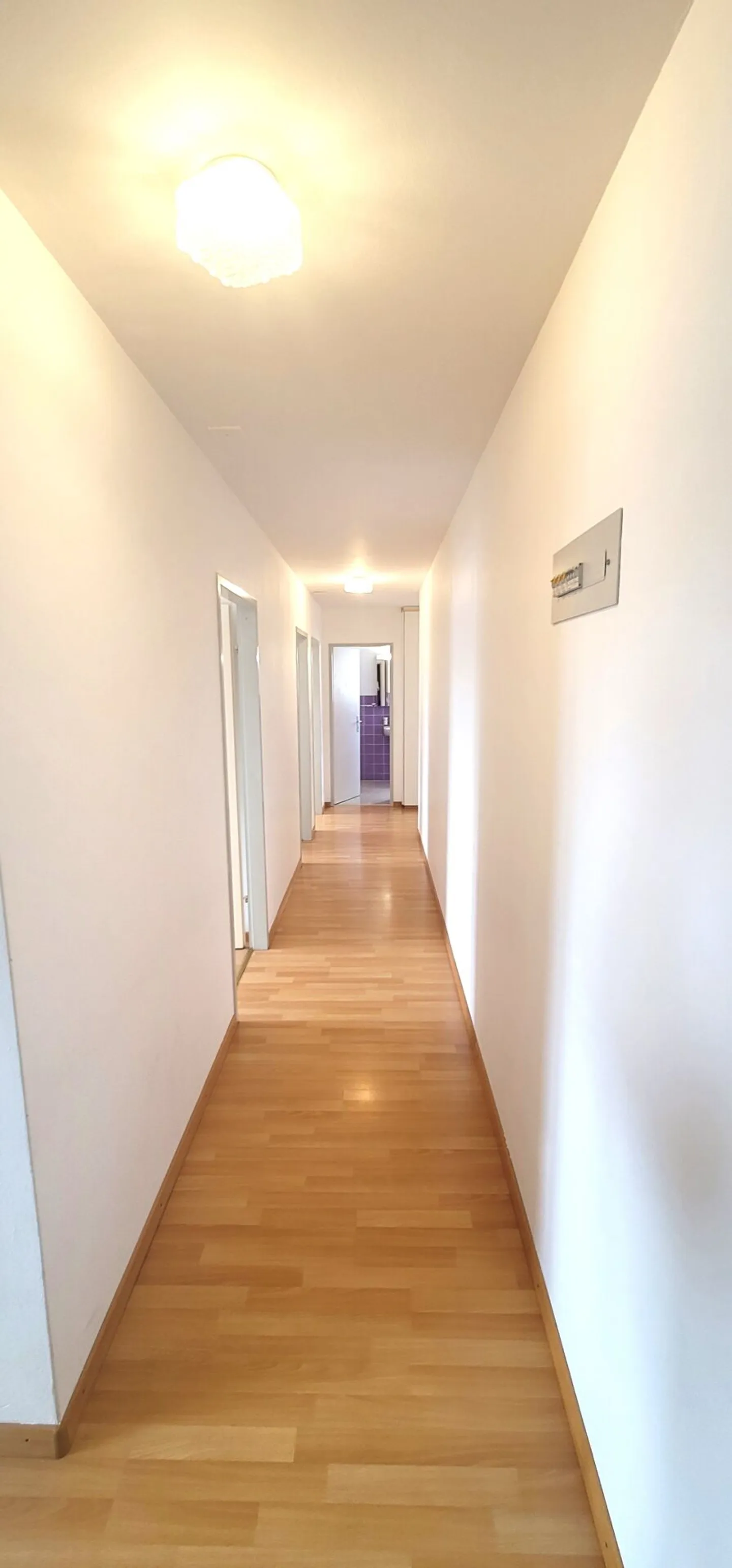 Geräumige moderne Wohnung mit Balkon - Foto 5 von 8
