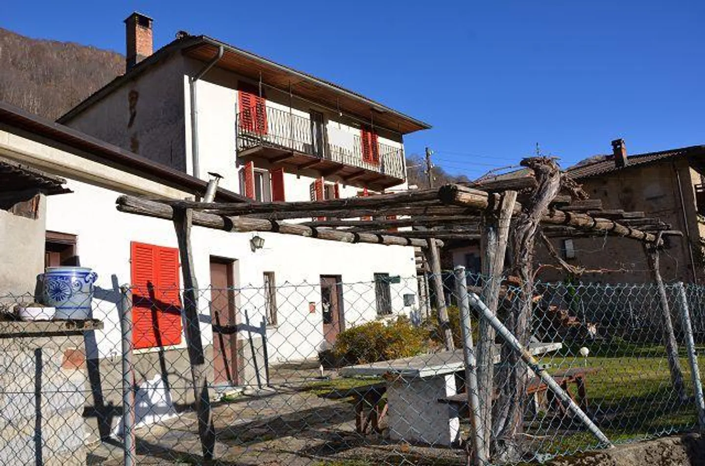 «6 1/2-Zimmer-Haus mit Grotto und Garten, sonnig, ruhig, schöne Aussicht/Casa di 6,5 loc. con grottino e bel giardino molto soleggiata con bella vista» - Foto 33 di 40