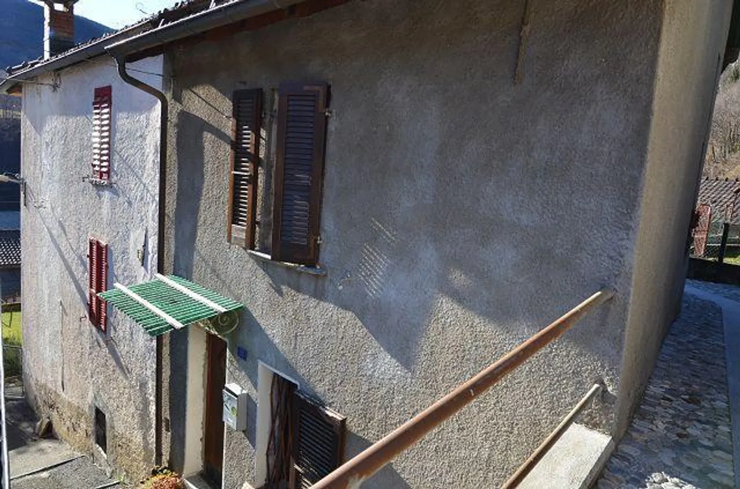«6 1/2-Zimmer-Haus mit Grotto und Garten, sonnig, ruhig, schöne Aussicht/Casa di 6,5 loc. con grottino e bel giardino molto soleggiata con bella vista» - Foto 35 di 40