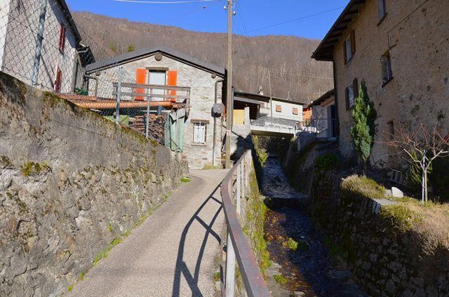 «6 1/2-Zimmer-Haus mit Grotto und Garten, sonnig, ruhig, schöne Aussicht/Casa di 6,5 loc. con grottino e bel giardino molto soleggiata con bella vista» - Foto 36 di 40