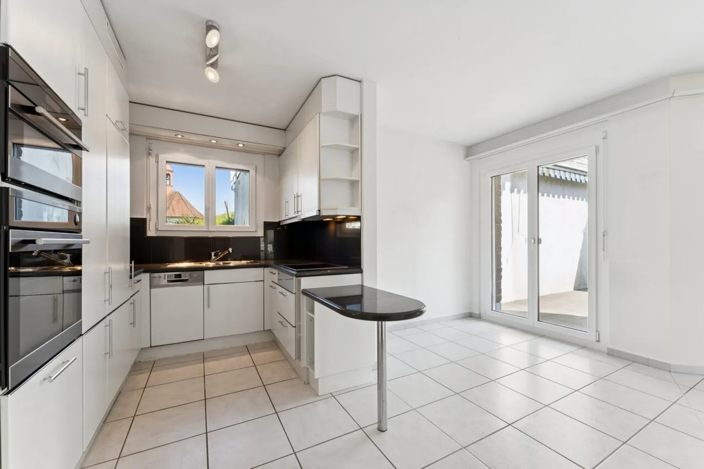 Charming Garden Apartment - Photo 4 of 9