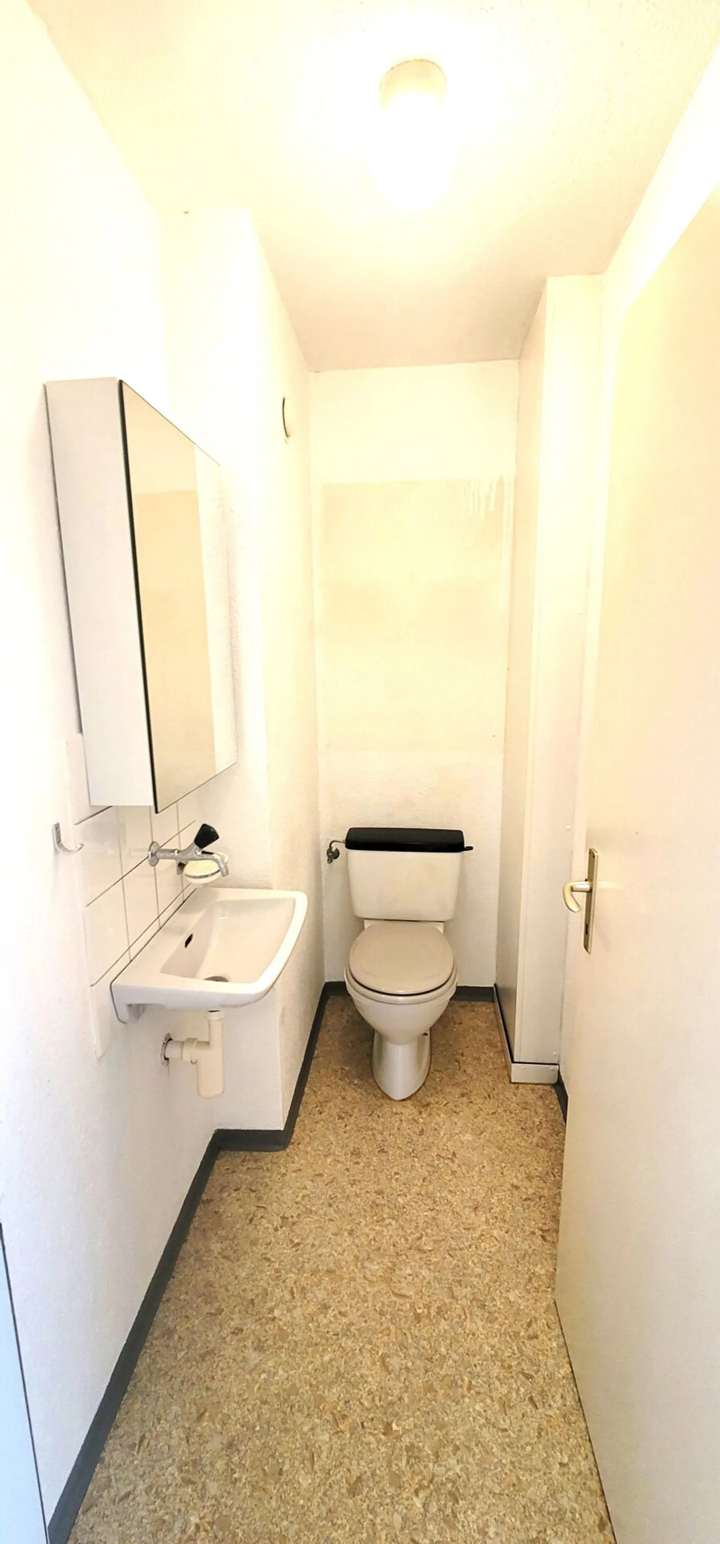 Geräumige moderne Wohnung mit Balkon - Foto 7 von 8