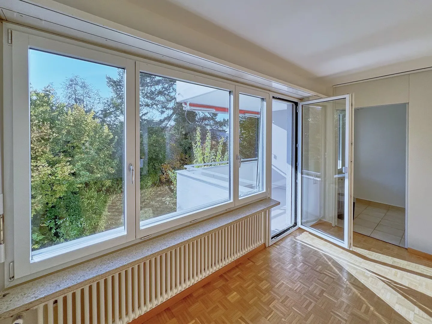 Appartamento di 1,5 stanze con grande balcone in posizione tranquilla (incluso posto auto sotterraneo) - Foto 1 di 7