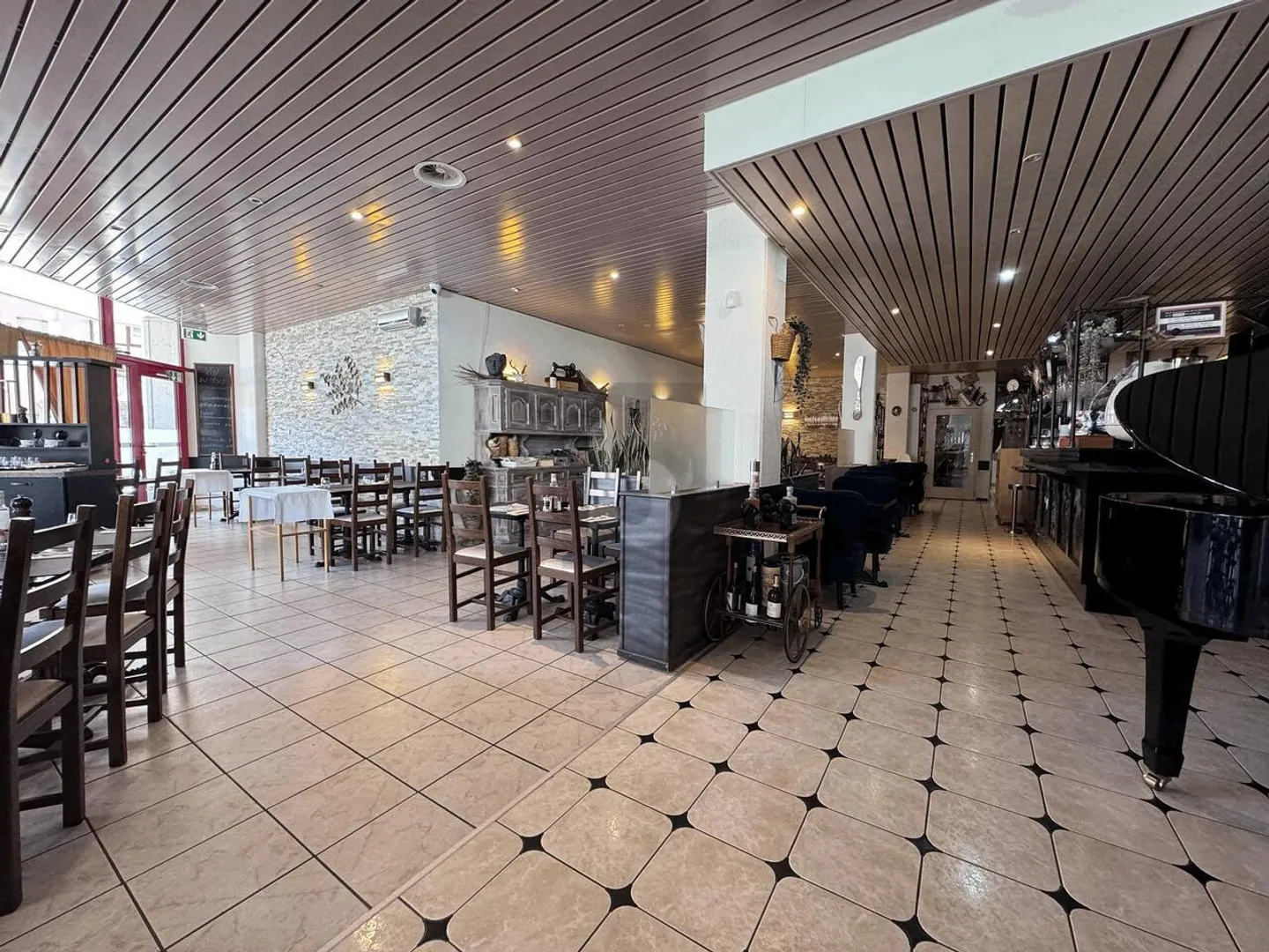 SPACIOUS RESTAURANT WITH A 40-SEAT TERRACE - Photo 2 of 6