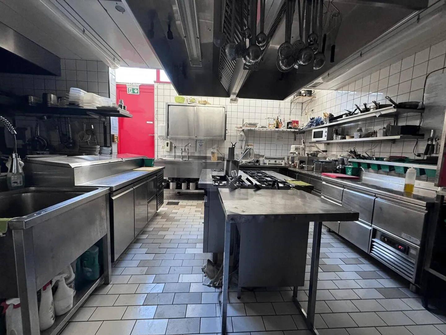 SPACIOUS RESTAURANT WITH A 40-SEAT TERRACE - Photo 3 of 6