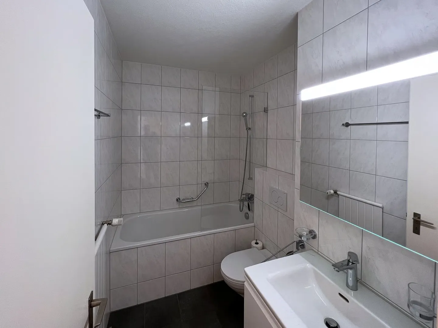 Appartamento di 1,5 stanze con grande balcone in posizione tranquilla (incluso posto auto sotterraneo) - Foto 4 di 7