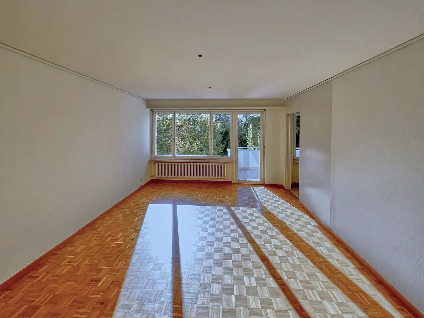 Appartamento di 1,5 stanze con grande balcone in posizione tranquilla (incluso posto auto sotterraneo) - Foto 2 di 7