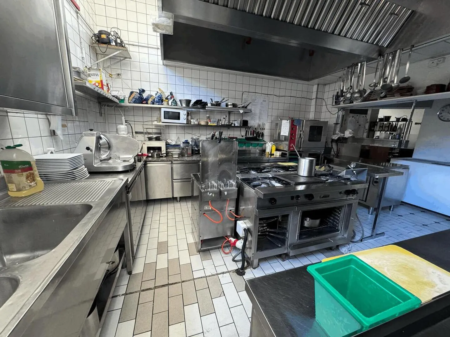 SPACIOUS RESTAURANT WITH A 40-SEAT TERRACE - Photo 4 of 6