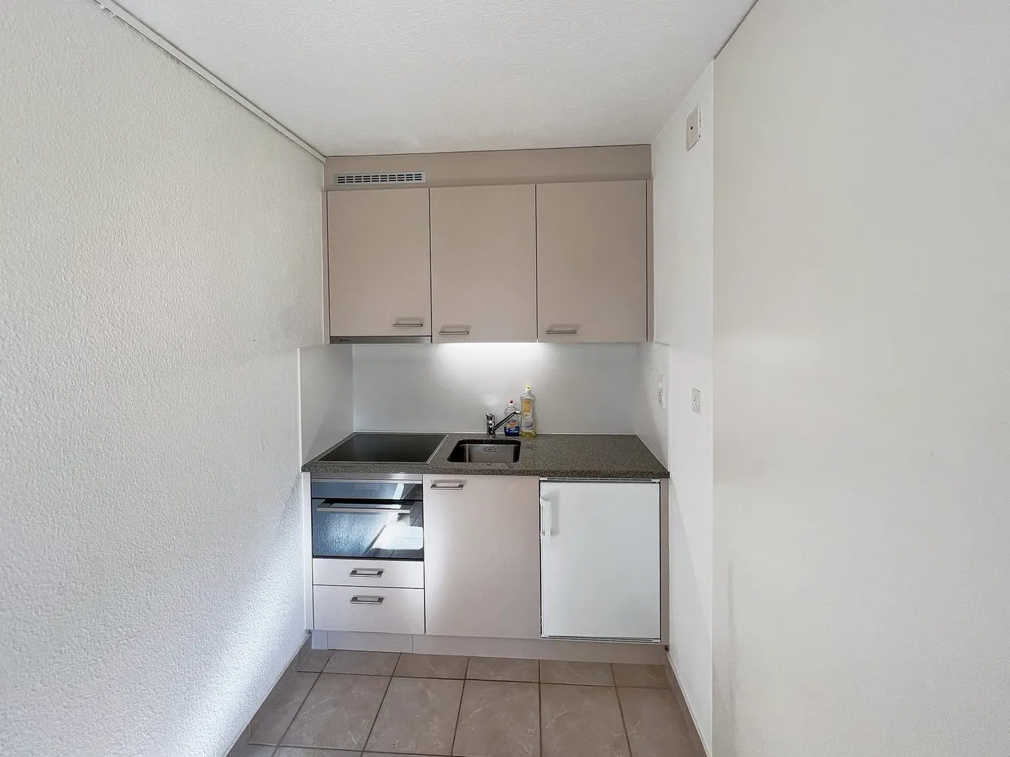 Appartamento di 1,5 stanze con grande balcone in posizione tranquilla (incluso posto auto sotterraneo) - Foto 3 di 7