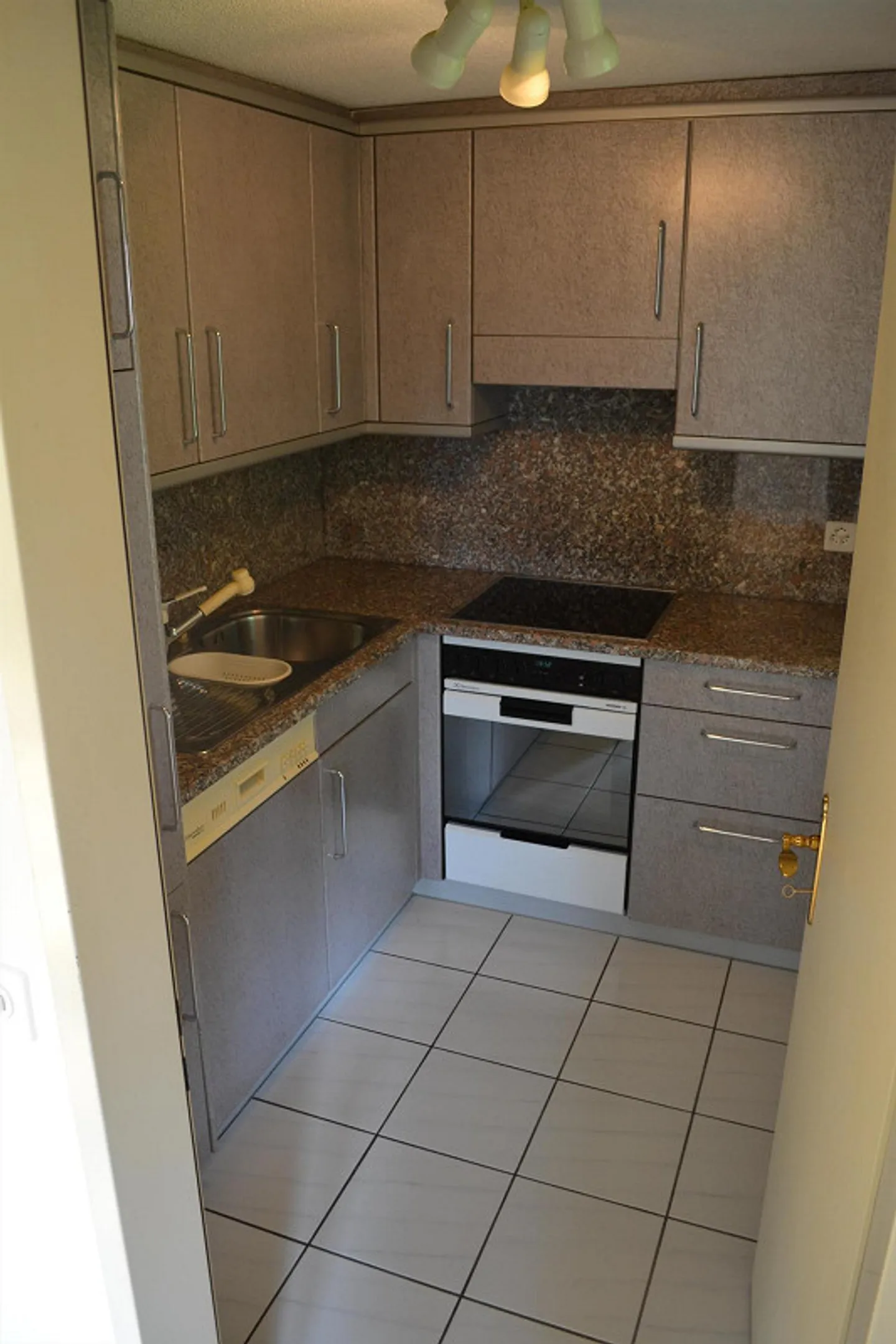 Charming, sunny and bright 3-room apartment with winter garden for rent - Photo 11 of 14