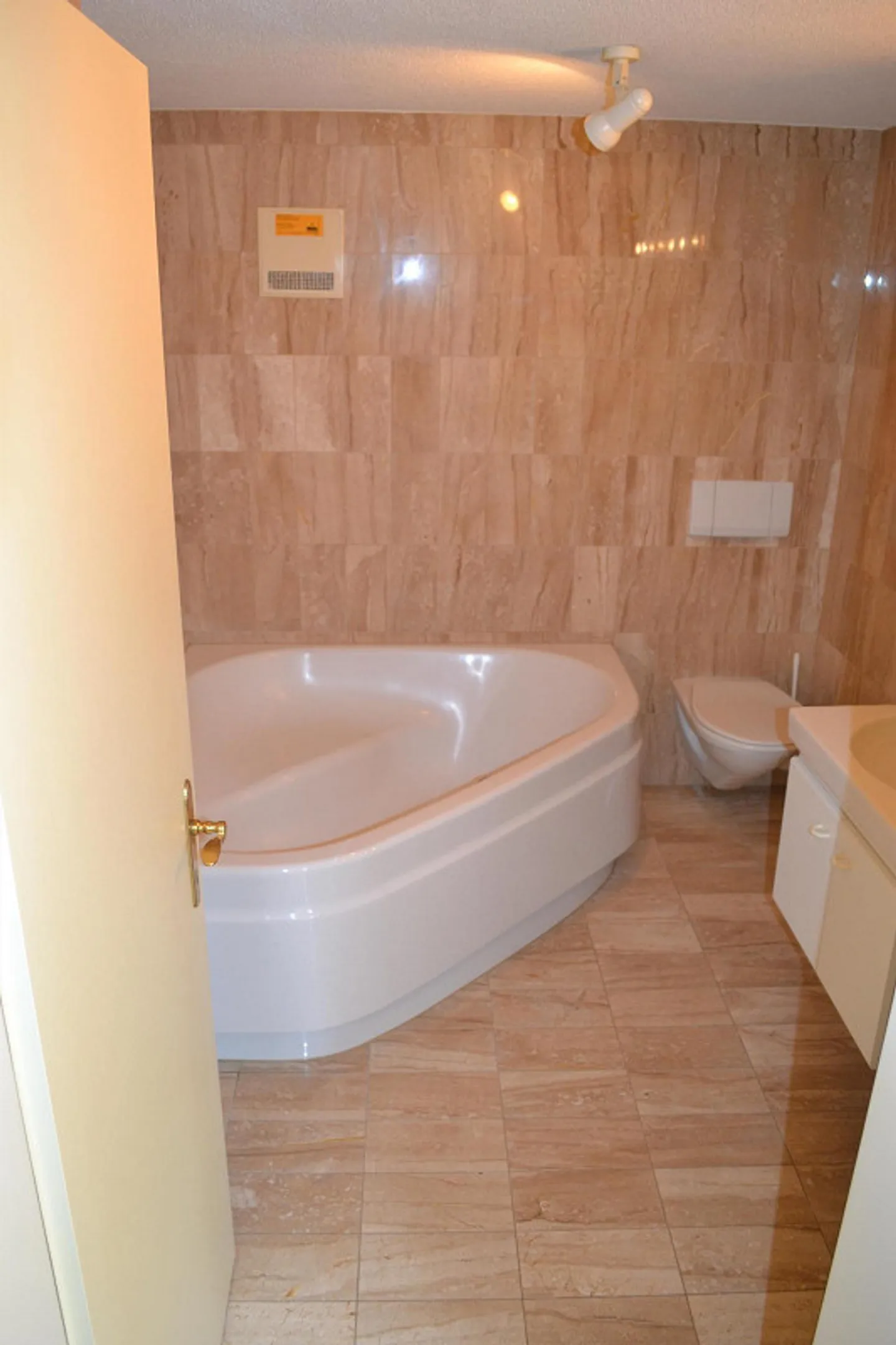 Charming, sunny and bright 3-room apartment with winter garden for rent - Photo 13 of 14