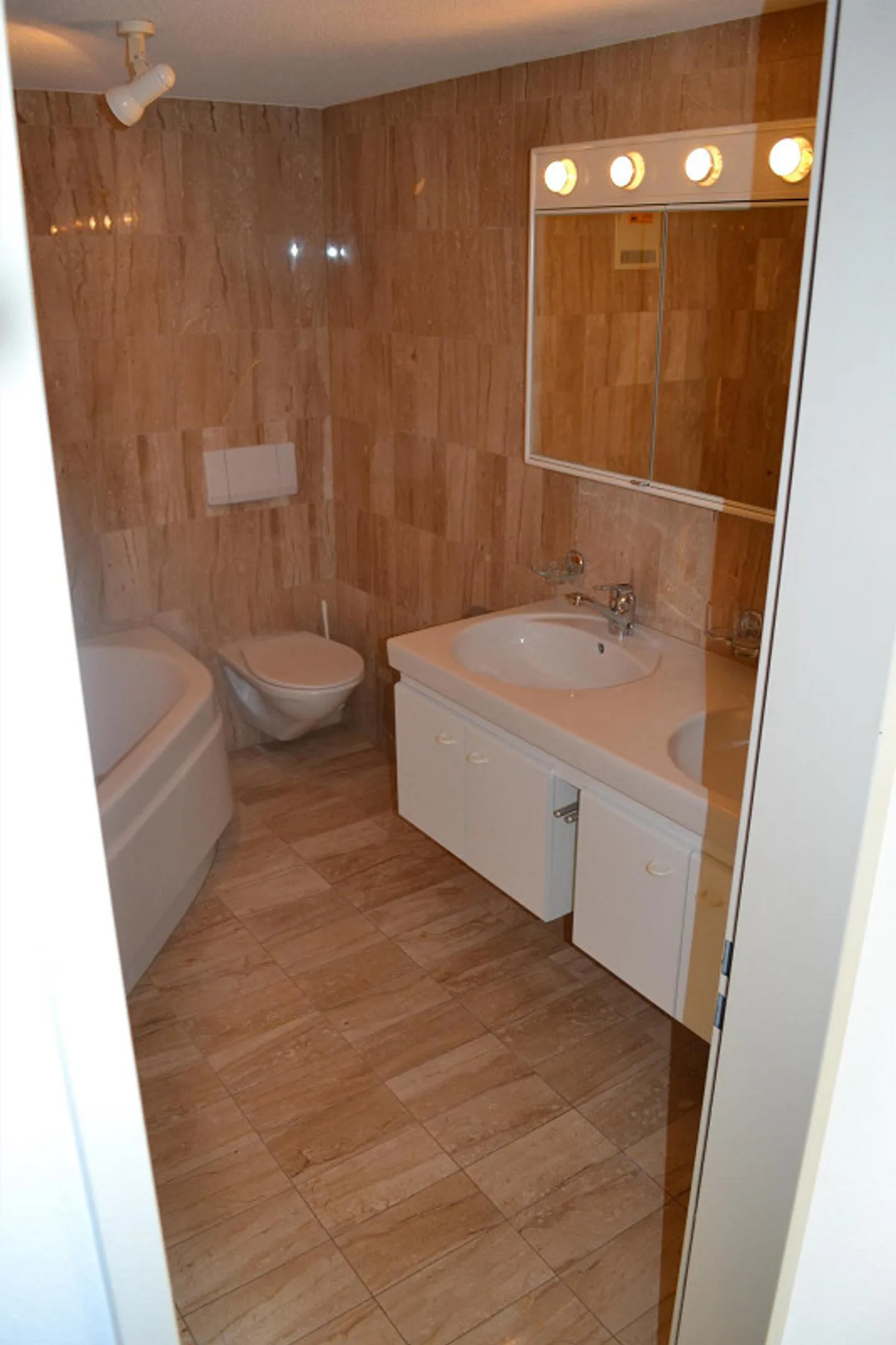 Charming, sunny and bright 3-room apartment with winter garden for rent - Photo 14 of 14