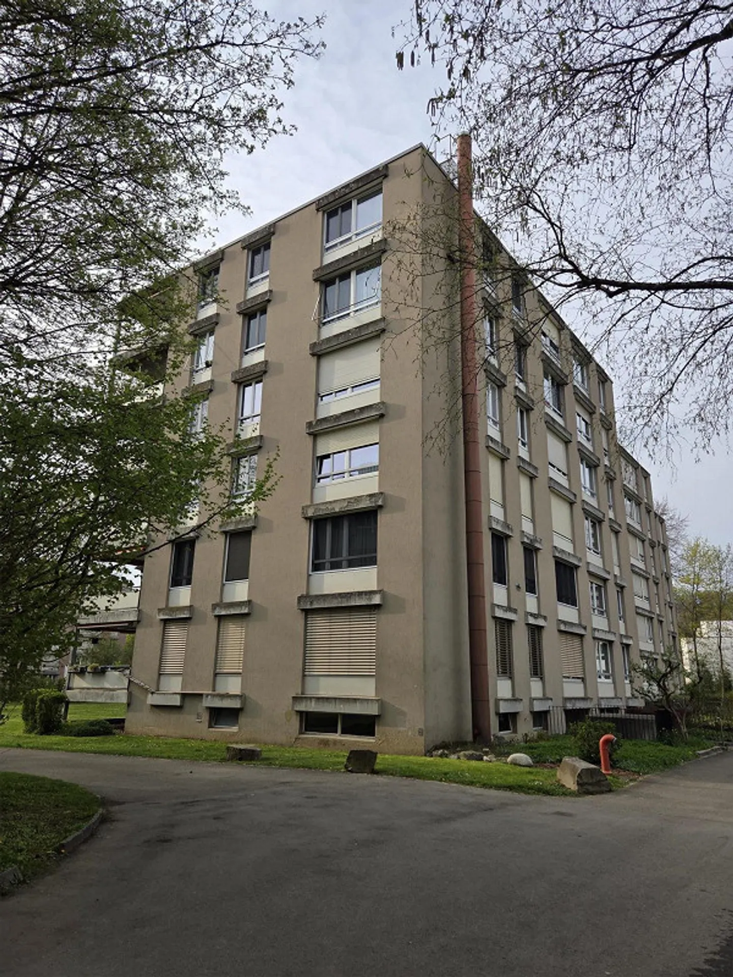 Une maison à rester - Appartement lumineux de 3,5 pièces avec balcon près du Wohlensee - Photo 1 sur 17