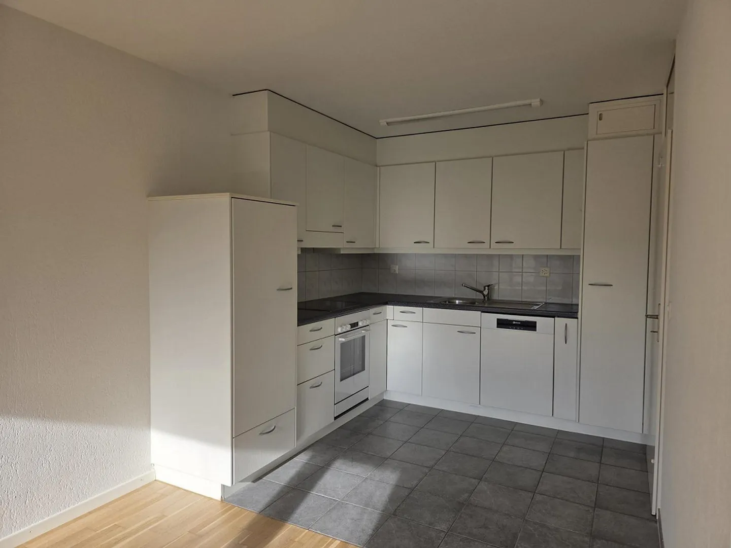 Une maison à rester - Appartement lumineux de 3,5 pièces avec balcon près du Wohlensee - Photo 2 sur 17