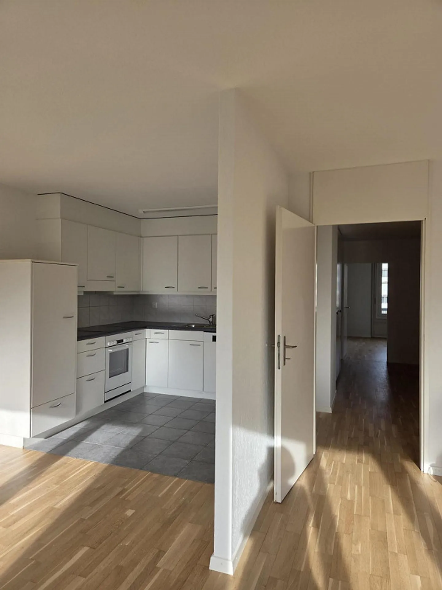 Une maison à rester - Appartement lumineux de 3,5 pièces avec balcon près du Wohlensee - Photo 3 sur 17