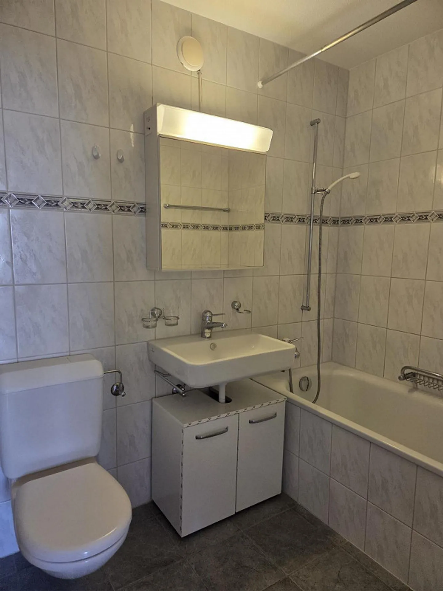 Une maison à rester - Appartement lumineux de 3,5 pièces avec balcon près du Wohlensee - Photo 5 sur 17