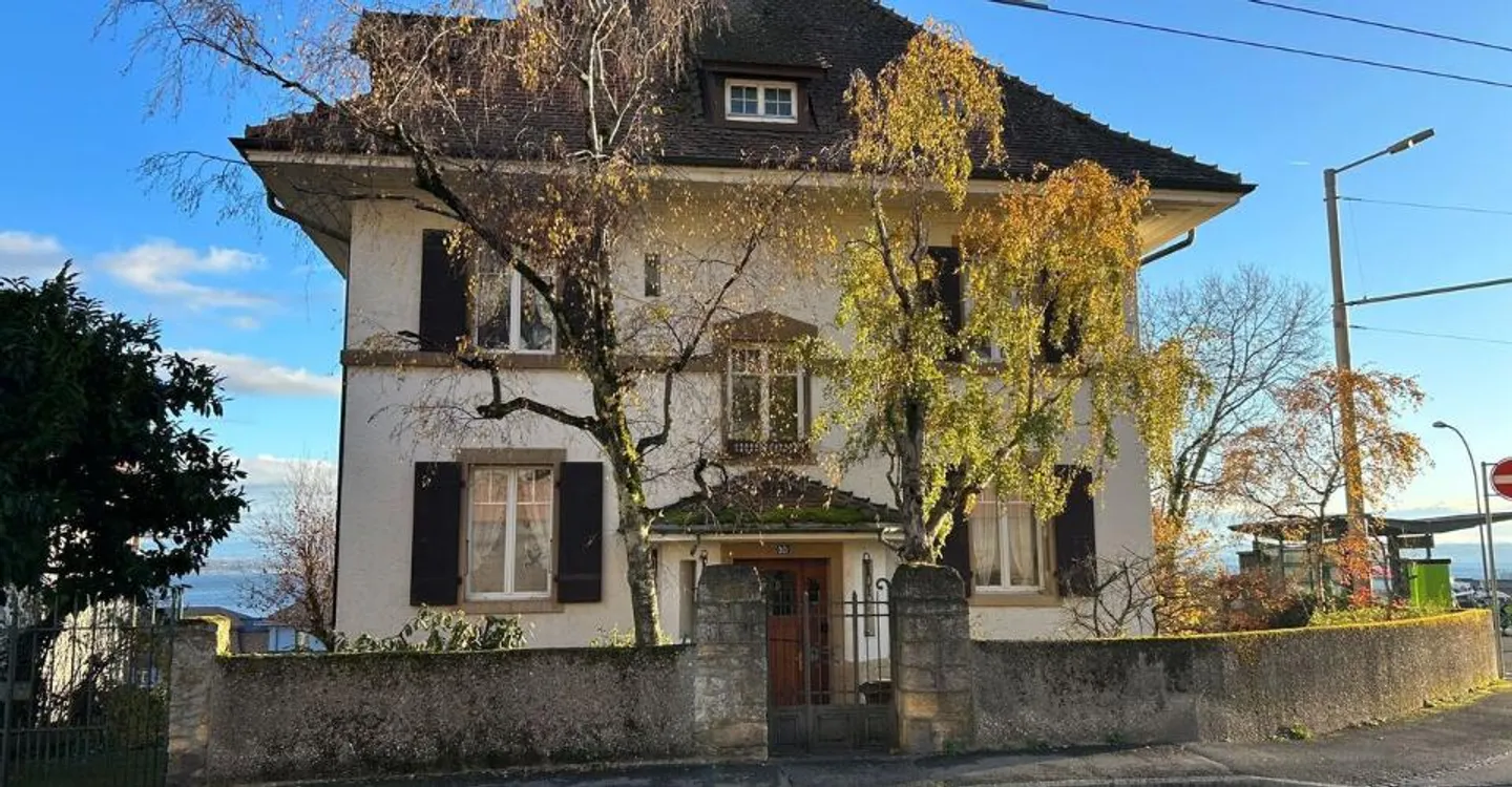 Casa di carattere con 3 appartamenti e vista lago - Foto 1 di 6