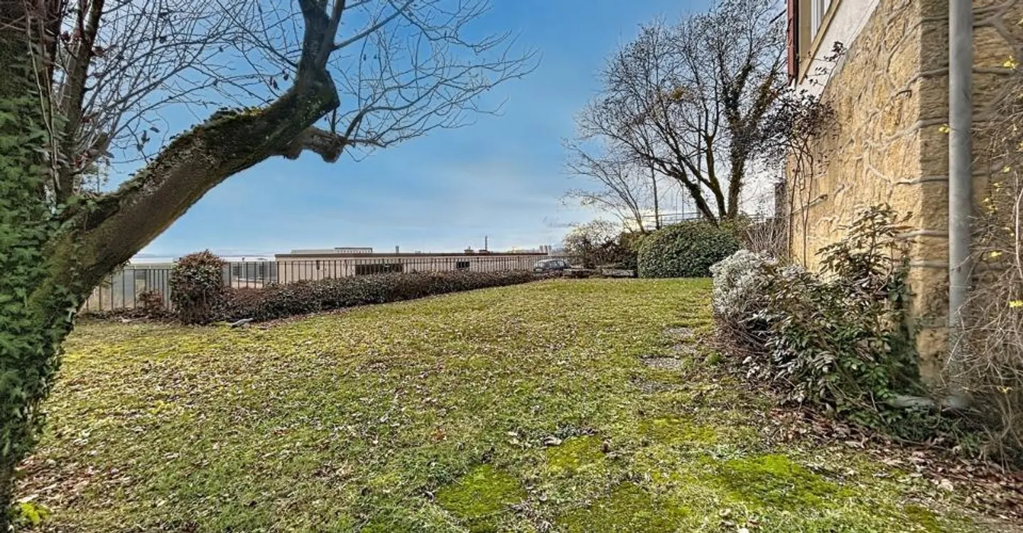 Casa di carattere con 3 appartamenti e vista lago - Foto 2 di 6