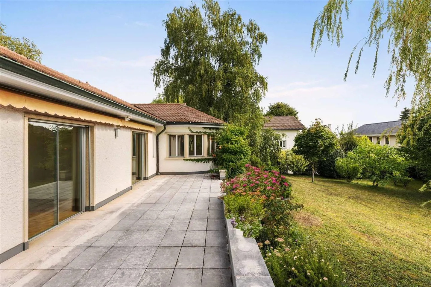 Charming villa with great construction potential - Photo 1 of 13