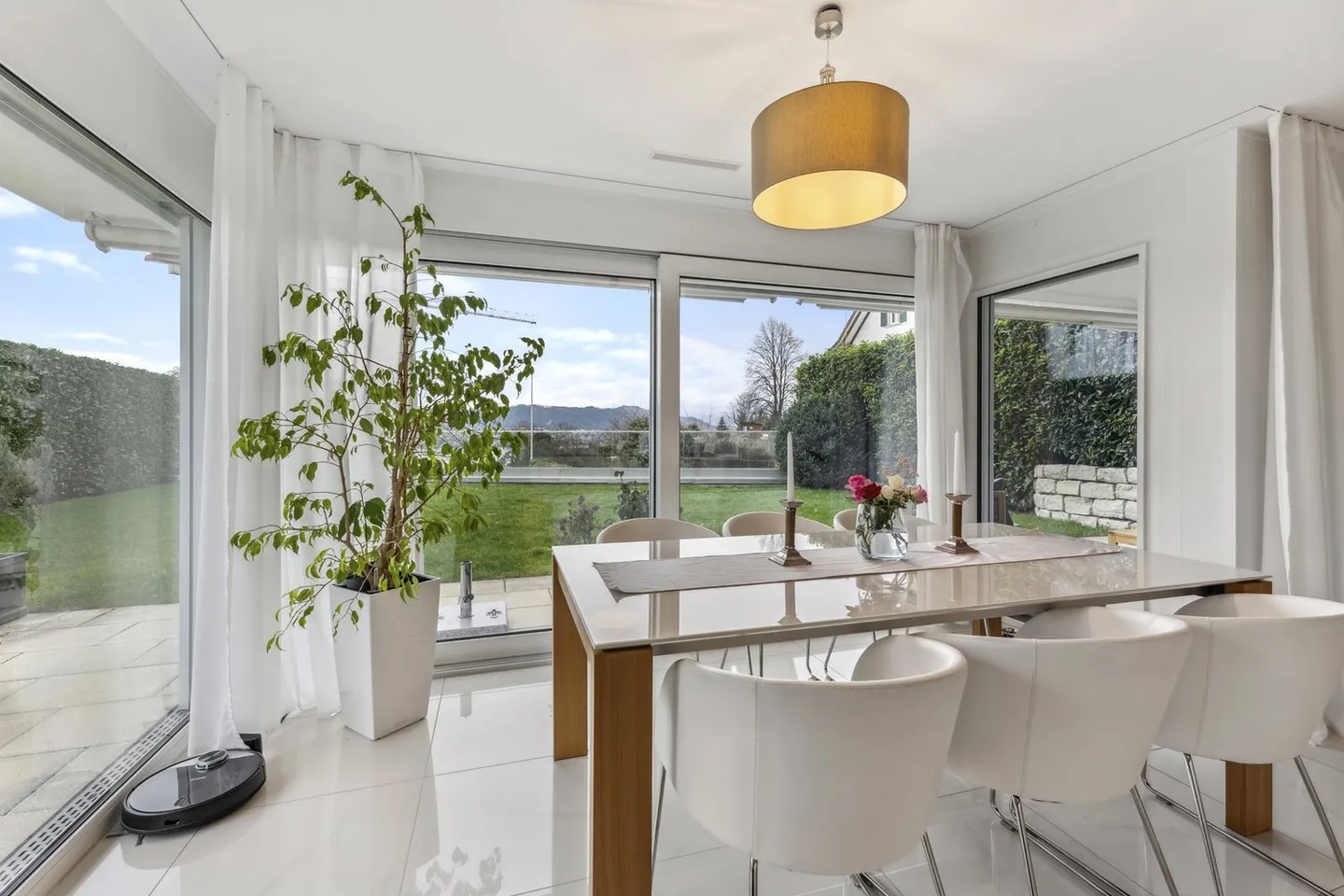 Living in the Green: Spacious 4.5-Room Apartment with Private Garden - Photo 2 of 10