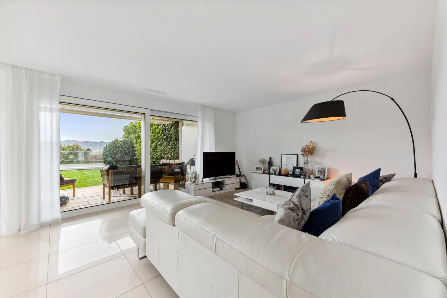 Living in the Green: Spacious 4.5-Room Apartment with Private Garden - Photo 3 of 10