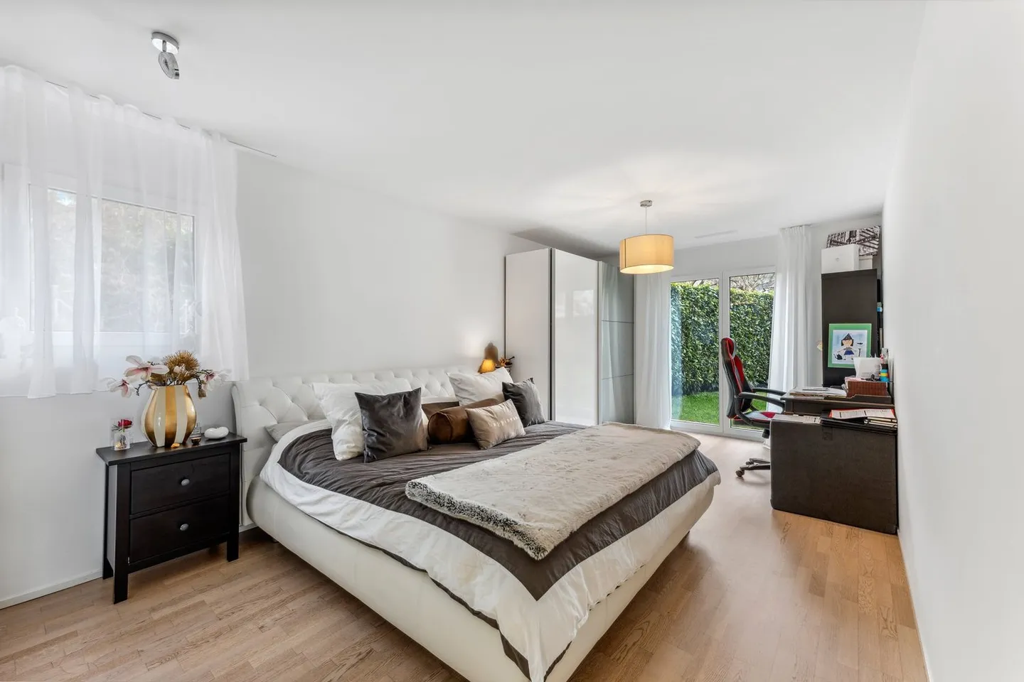 Living in the Green: Spacious 4.5-Room Apartment with Private Garden - Photo 4 of 10