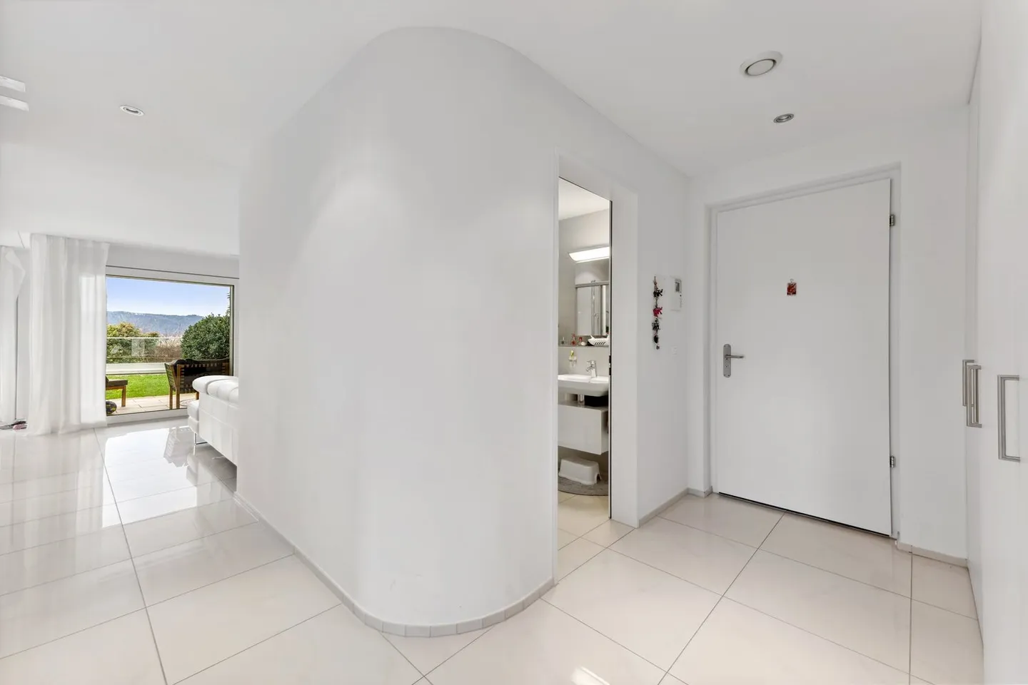 Living in the Green: Spacious 4.5-Room Apartment with Private Garden - Photo 9 of 10