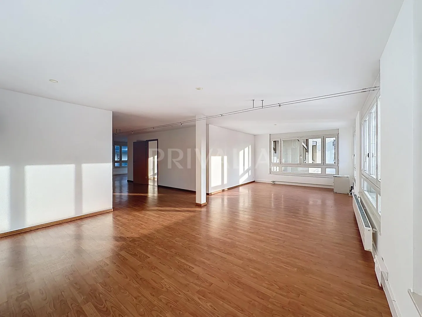 Nuova opportunità: Uffici in affitto con passaggio - Foto 1 di 13