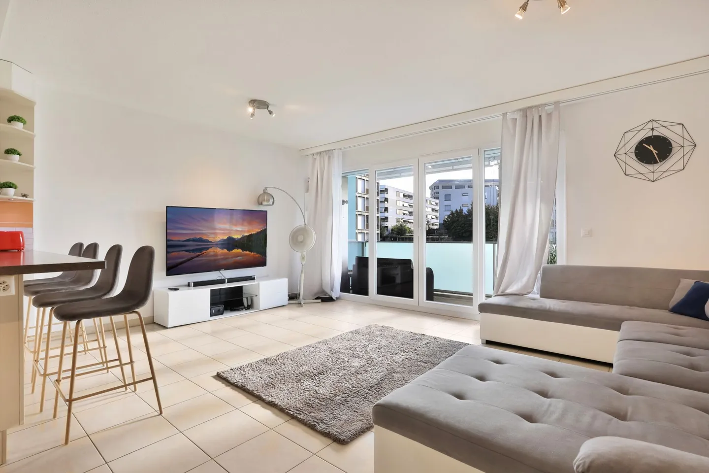 Appartement traversant à proximité des transports et des commerces - Photo 2 sur 9