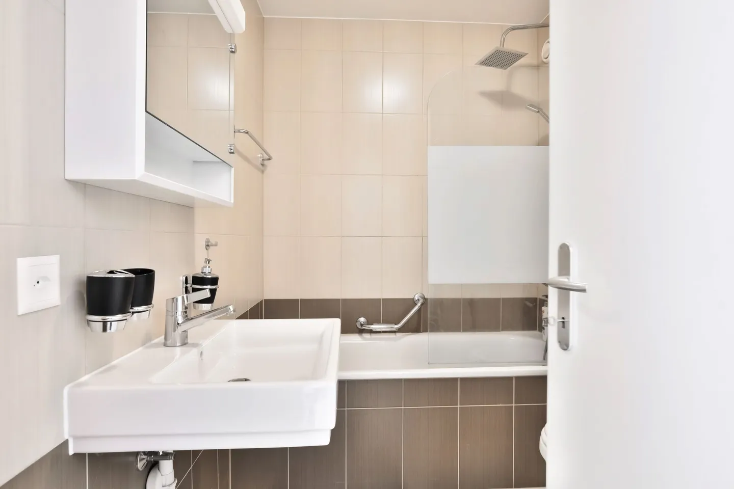 Appartement traversant à proximité des transports et des commerces - Photo 6 sur 9