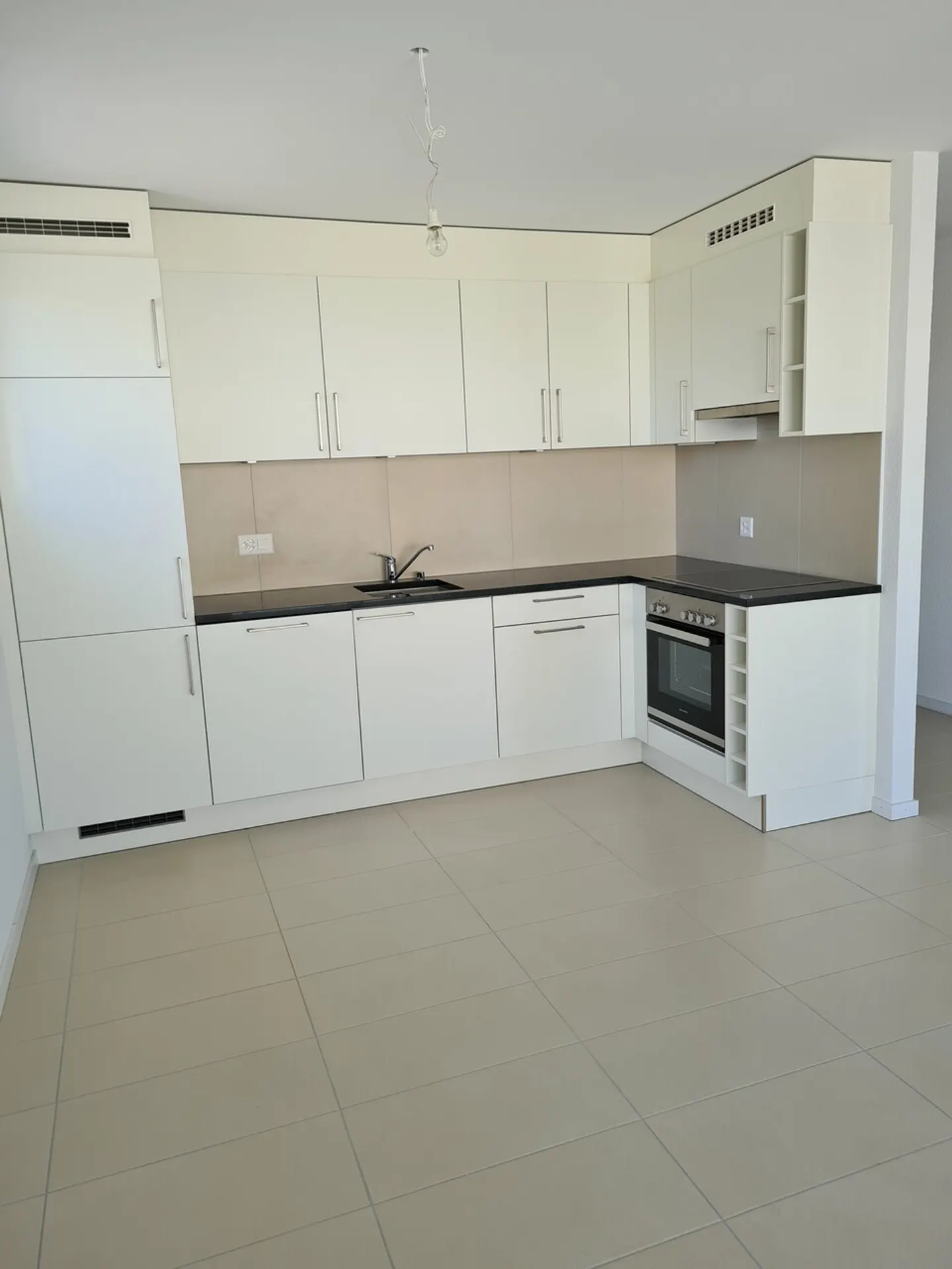 Charming 3.5 Room Apartment - Photo 3 of 8