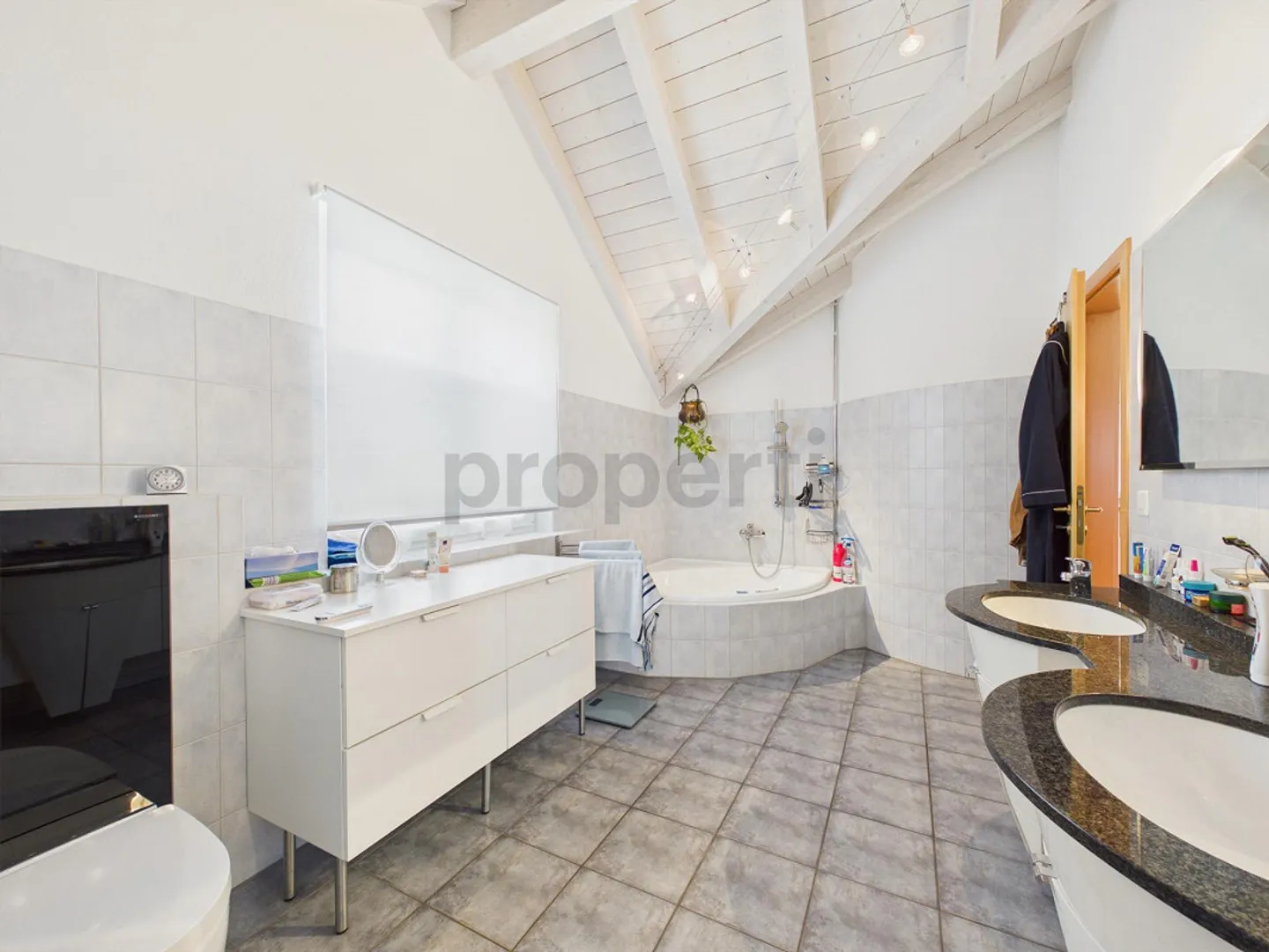 Large garden for private use, 250 m² terrace and flexible room layout (4.5 / 5.5 rooms) - Photo 9 of 12