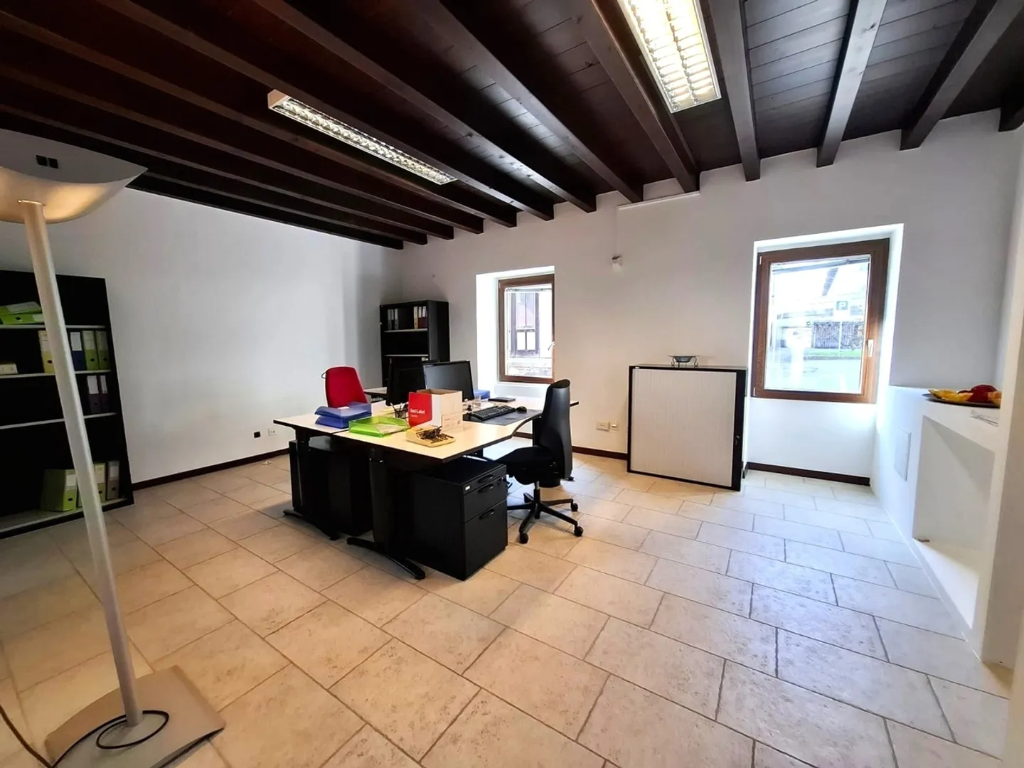 Vivere in una corte storica a Chiasso: appartamento di 5 camere in posizione centrale - Foto 4 di 12