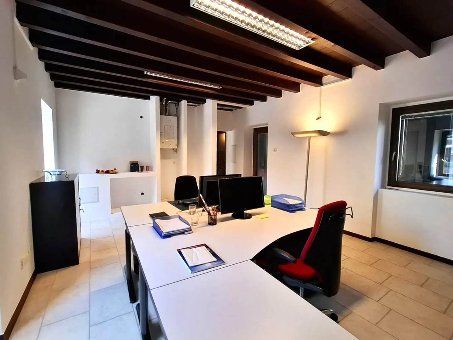 Vivere in una corte storica a Chiasso: appartamento di 5 camere in posizione centrale - Foto 6 di 12