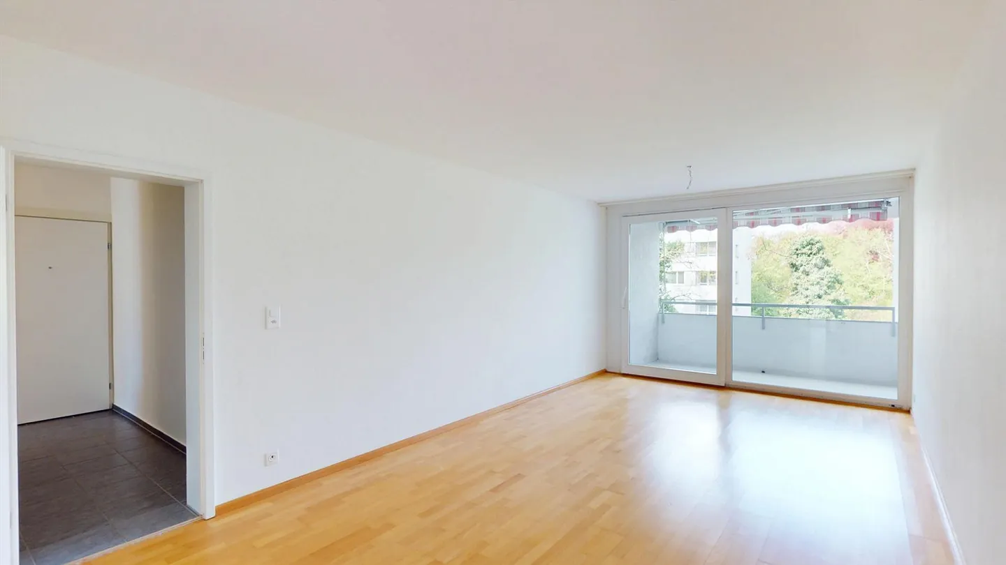 Charming 3.5-room apartment with two balconies attractive entry thanks to building rights - Photo 3 of 10