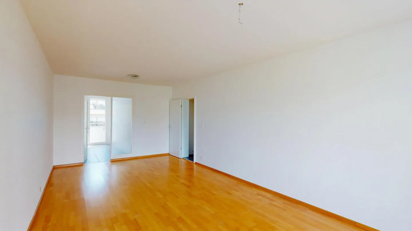Charming 3.5-room apartment with two balconies attractive entry thanks to building rights - Photo 5 of 10